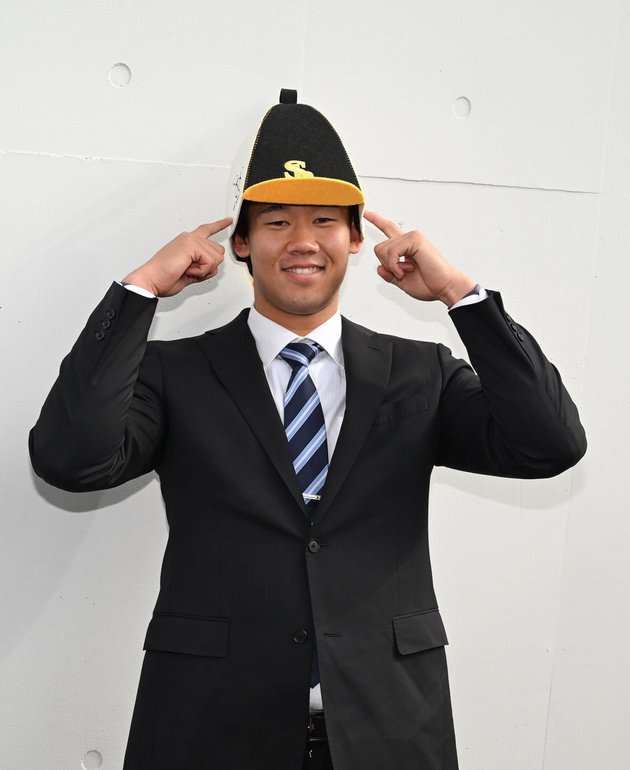 笑顔で撮影に応じるソフトバンクの稲川（撮影・林敢治）