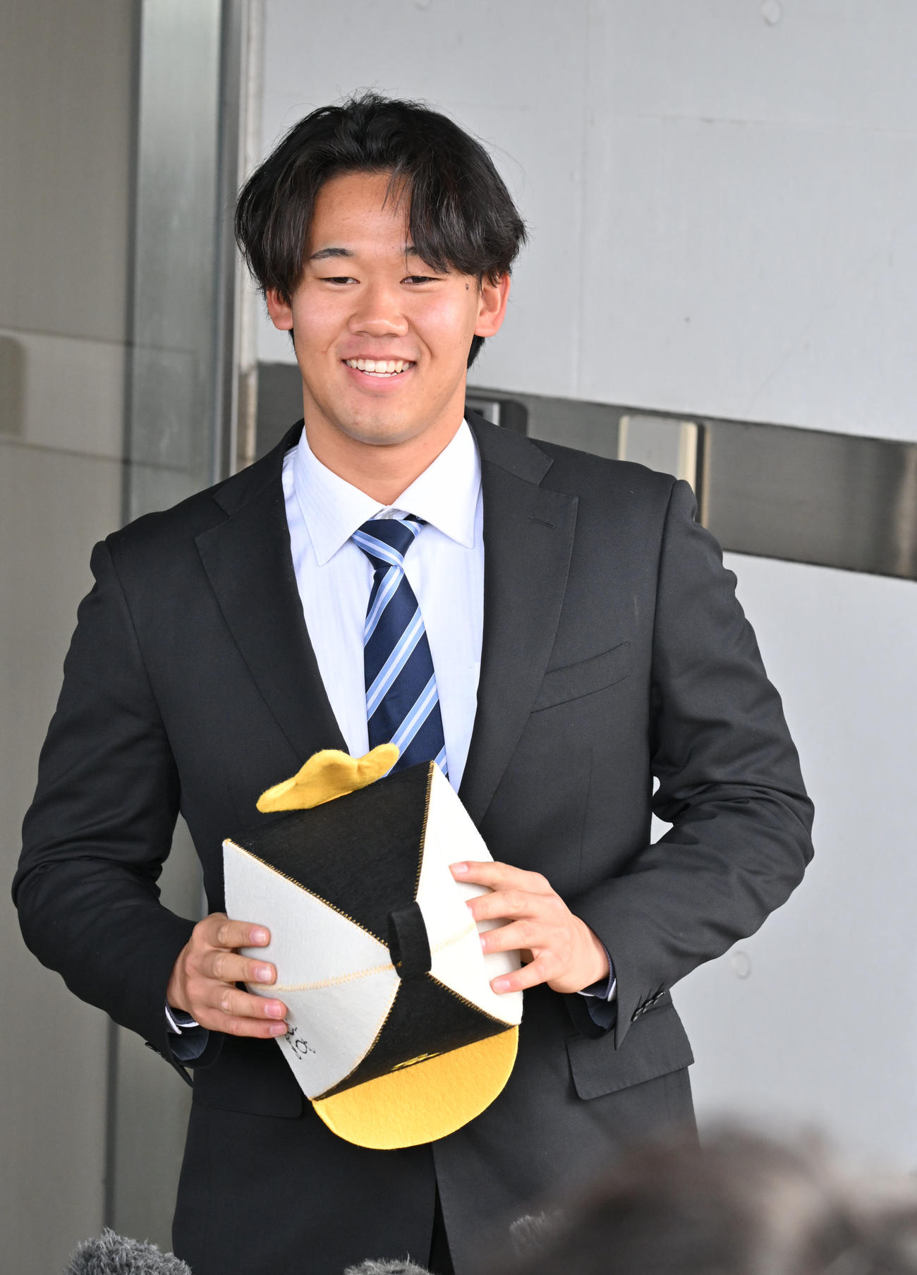 若鷹寮に入寮し囲み取材で笑顔を見せるソフトバンクの稲川（撮影・林敢治）