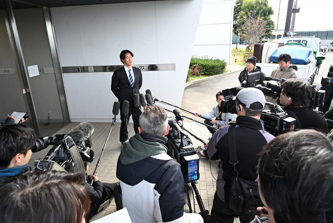 若鷹寮に入寮し囲み取材に応じるソフトバンクの稲川（撮影・林敢治）