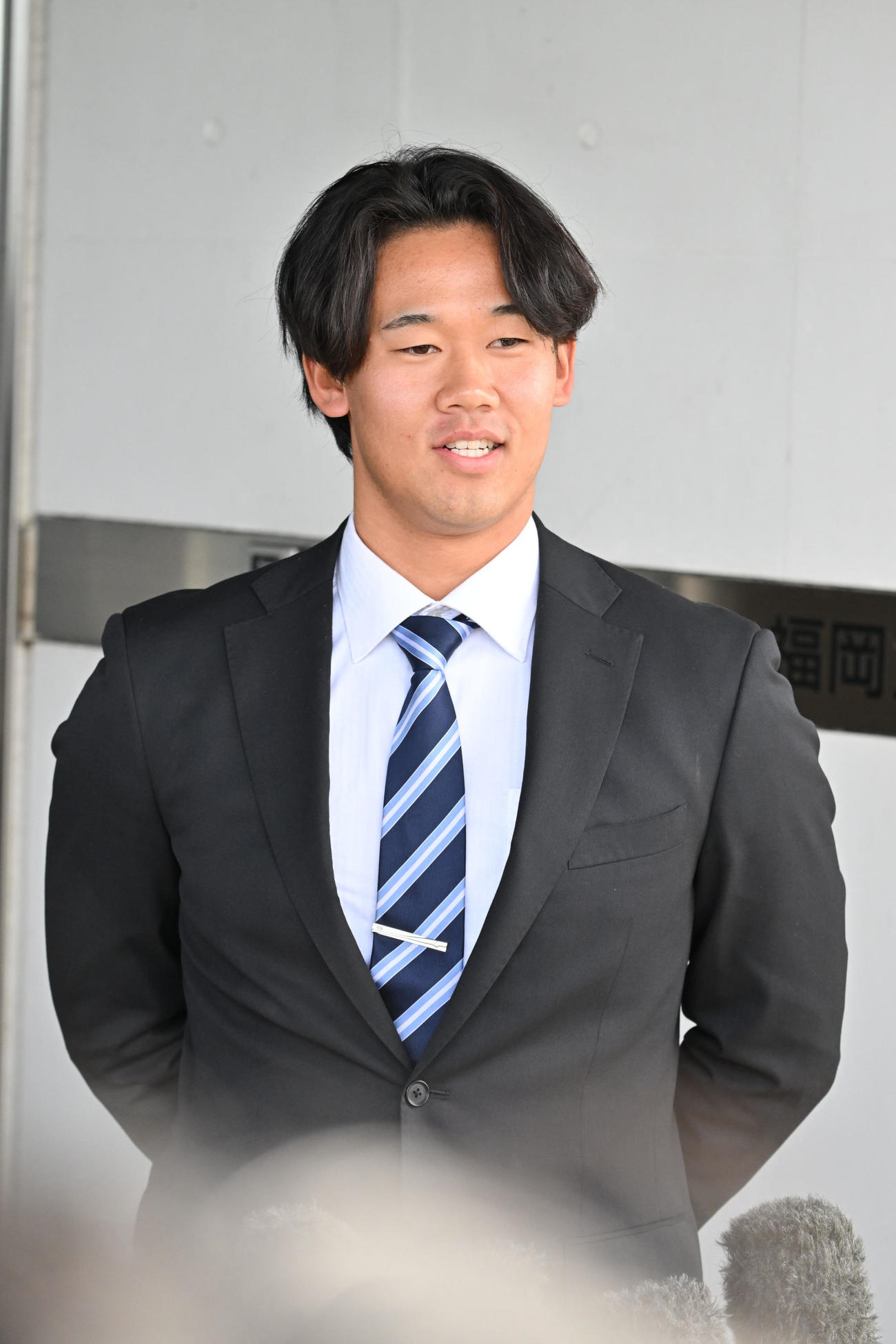 若鷹寮に入寮し囲み取材に応じるソフトバンクの稲川（撮影・林敢治）