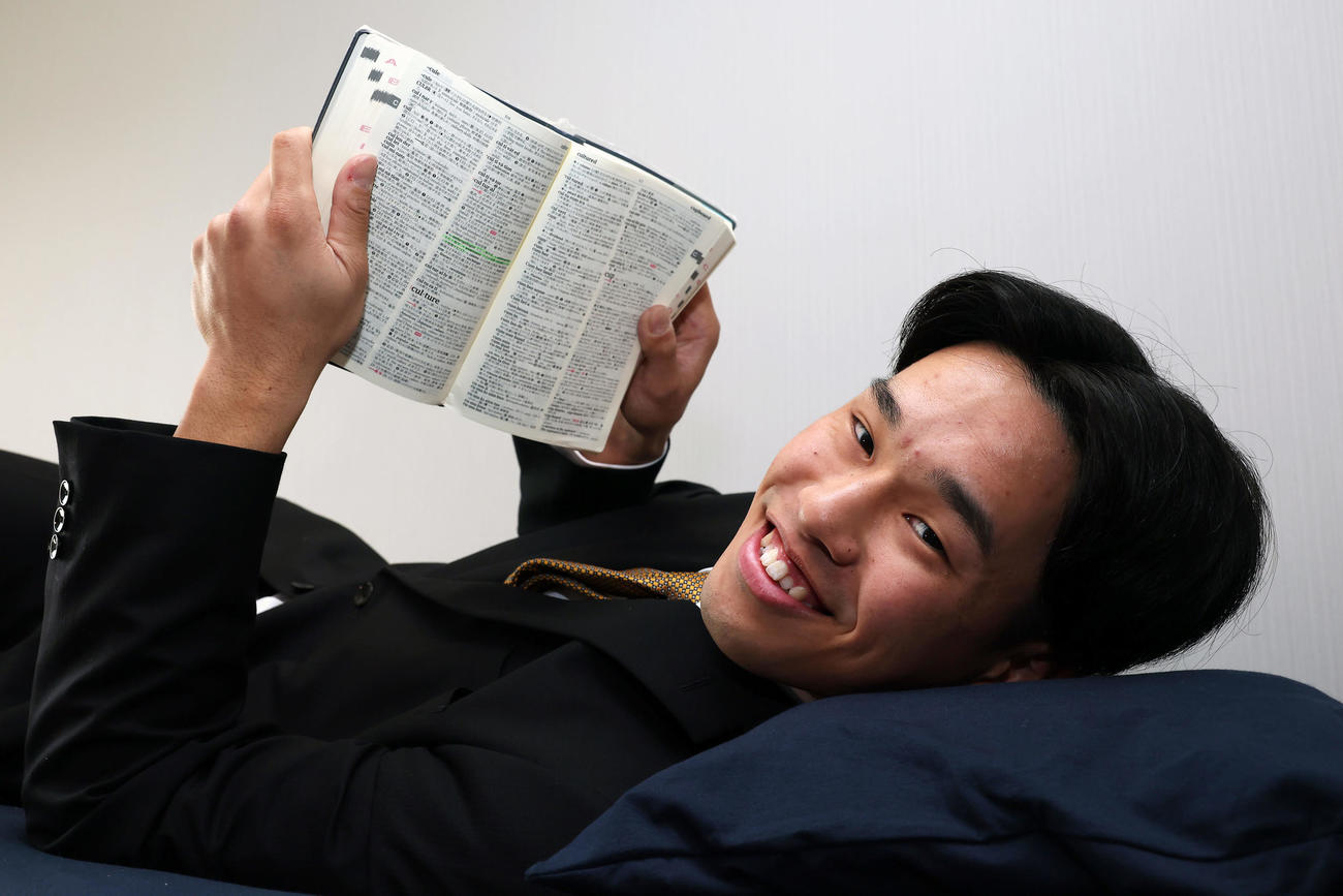 入寮で持ち込んだ英和辞書を手に笑顔を見せる阪神ドラフト3位の岡城