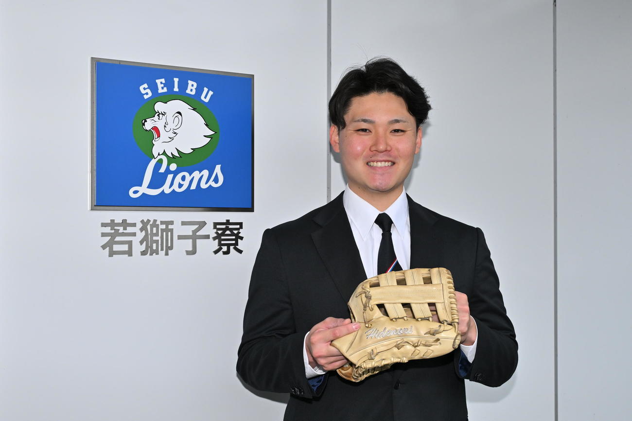 入寮した西武ドラフト3位の中京大・秋山は元中日の英智氏からもらったグラブを持ち込む（撮影・滝沢徹郎）