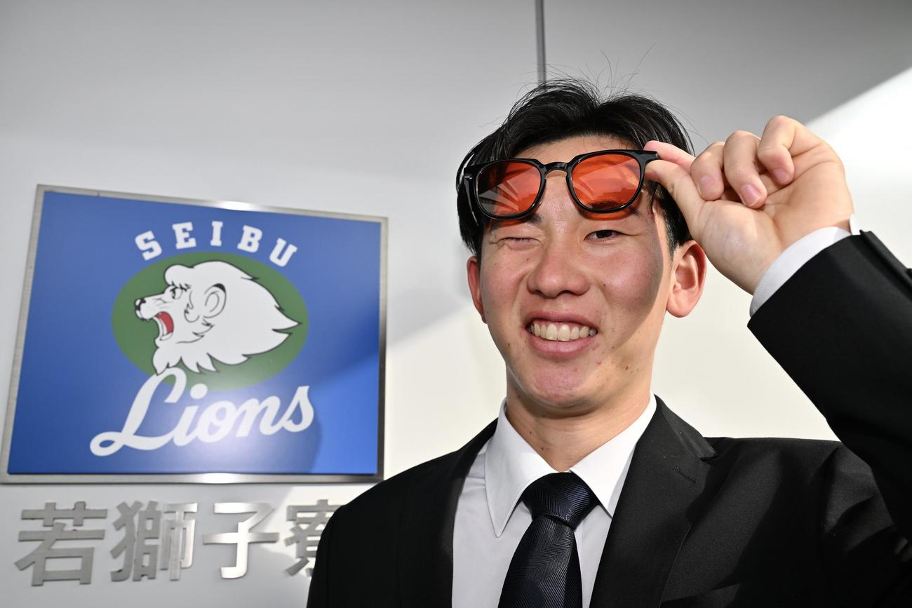 入寮した西武ドラフト1位の明大・小島は後輩からプレゼントされたブルーライトをカットするサングラスを持ち込む（撮影・滝沢徹郎）