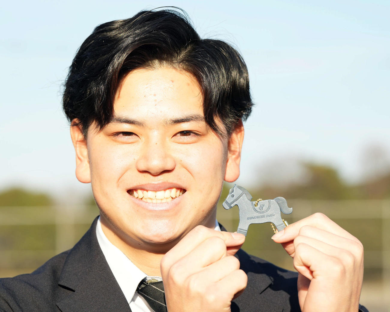 兄から贈られたキーホルダーを手に笑顔を見せる日本ハム育成1位の常谷拓輝（撮影・たえ見朱実）