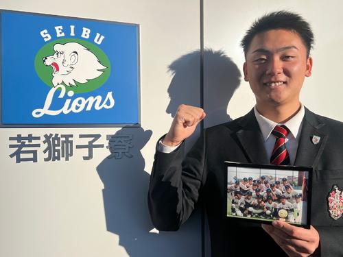 神村学園のチームメートたちとの写真をもって入寮した西武育成2位の今岡拓夢(撮影・金子真仁)