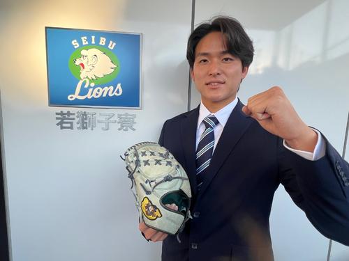 愛用グラブとともに入寮した西武育成5位の平口寛人(撮影・金子真仁)