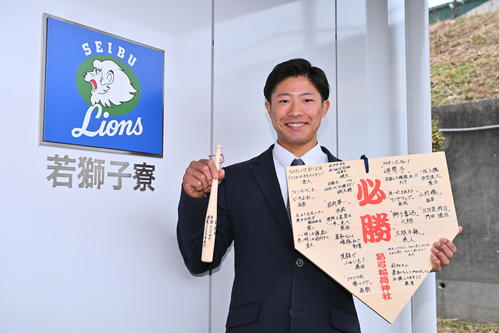 入寮した西武ドラフト5位の山村学園・横田は箭弓稲荷神社のベース形の絵馬を持ち込む(撮影・滝沢徹郎)