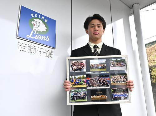 入寮した西武育成1位の八王子学園八王子・新井は高校のチームメートとの写真を持ち込む(撮影・滝沢徹郎)