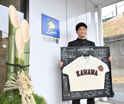 入寮した西武育成4位の川和・浜岡は高校のユニホームを持ち込む(撮影・滝沢徹郎)