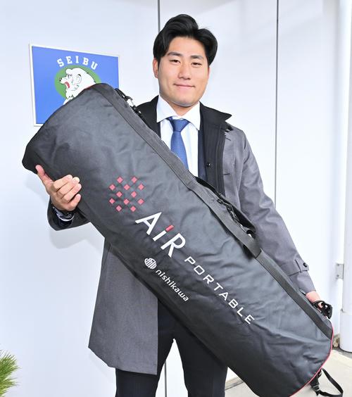 入寮する西武ドラフト2位の中大・岩城はマットレスを持ち込む(撮影・滝沢徹郎)