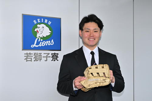 入寮した西武ドラフト3位の中京大・秋山は元中日の英智氏からもらったグラブを持ち込む(撮影・滝沢徹郎)