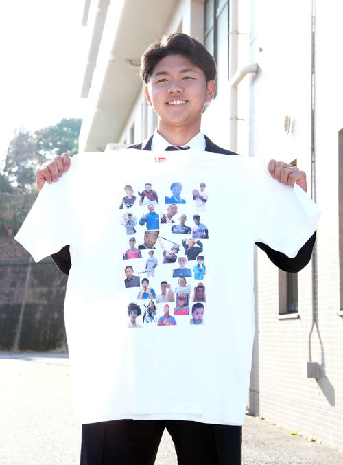 仲間から贈られたTシャツを持参して入寮した日本ハムドラフト4位の半田南十(撮影・たえ見朱実)