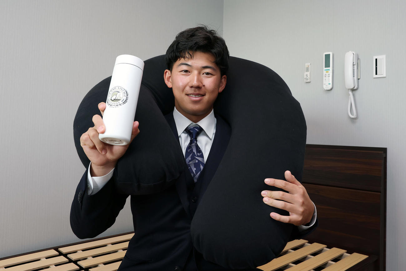 入寮した阪神ドラフト1位の立石は、森下から贈られたタンブラーとクッションを手に笑顔を見せる