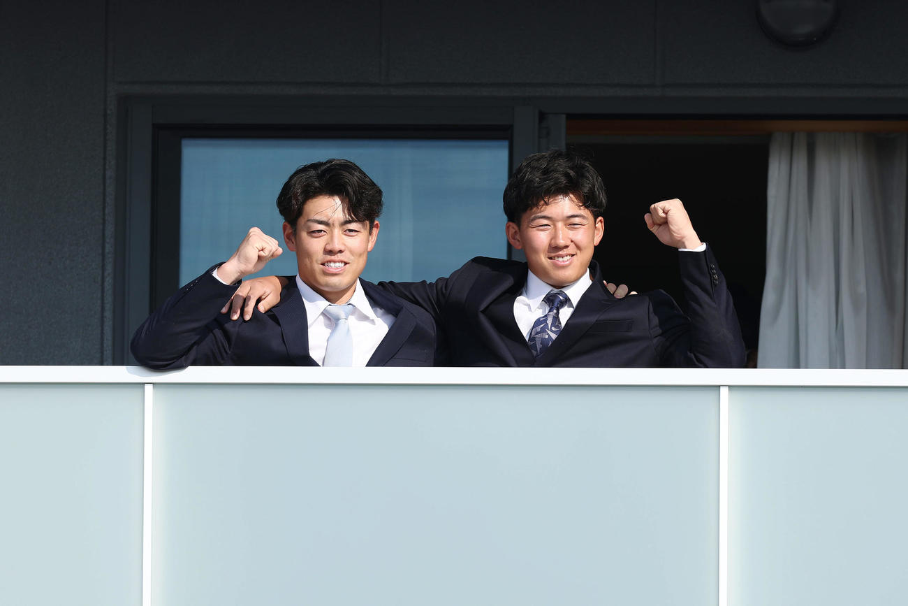 入寮し笑顔でガッツポーズする阪神ドラフト1位の立石（右）と2位の谷端（撮影・前田充）