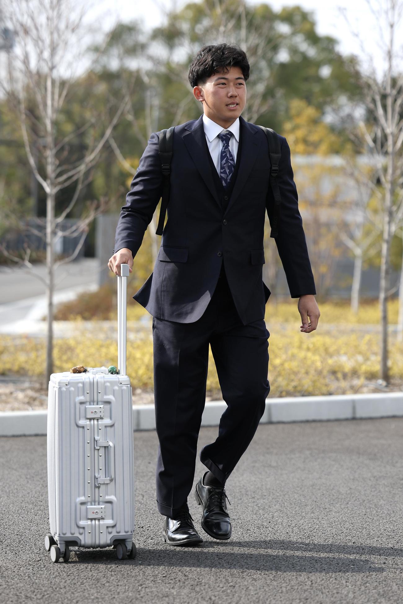 入寮する阪神ドラフト1位の立石（撮影・前田充）