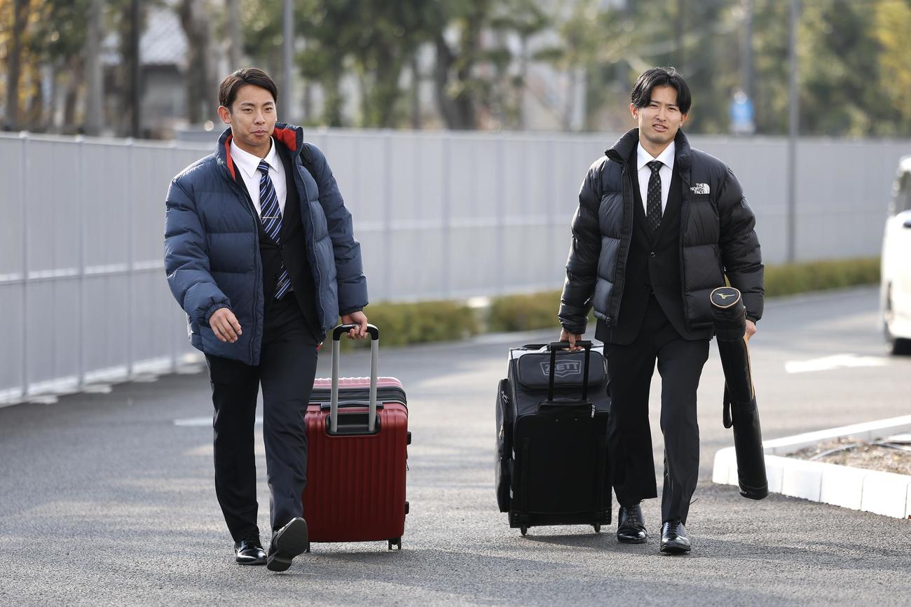 入寮する阪神育成ドラフト1位の神宮（左）と育成2位の山崎（撮影・前田充）