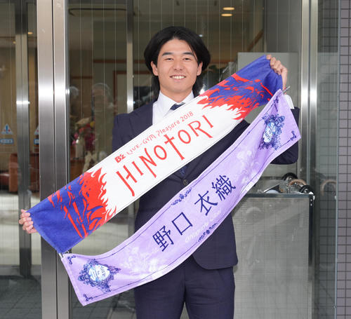 ヤクルト戸田寮に入寮したドラフト4位増居は推しのB'z（上）と＝LOVE野口衣織のタオル披露する（撮影・足立雅史）