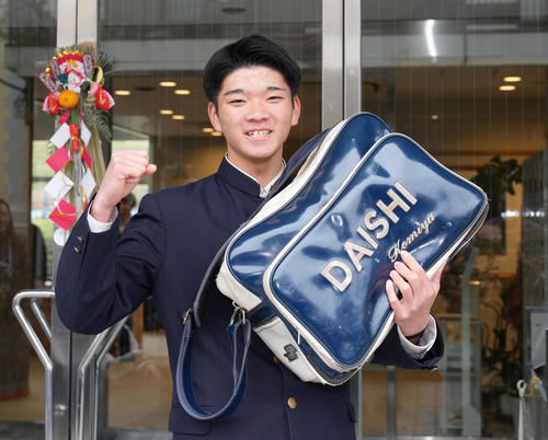 ヤクルト戸田寮に入寮し、中学時代から愛用するバッグを披露する育成1位小宮（撮影・足立雅史）