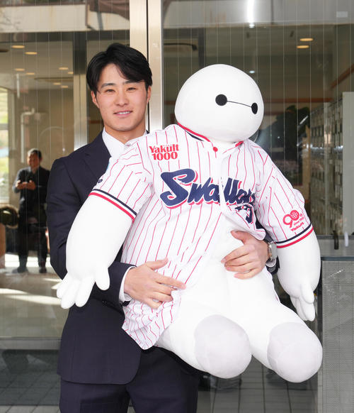 ヤクルト戸田寮に入寮し、友人からプレゼントされたベイマックスのぬいぐるみを手に笑顔を見せるドラフト6位石井（撮影・足立雅史）