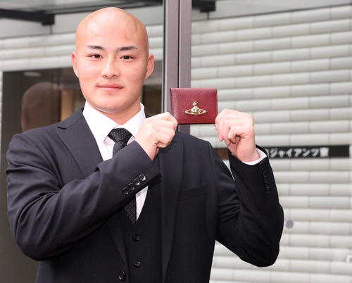 入寮した巨人育成ドラフト2位の林は名刺ケースを手に笑顔（撮影・浅見桂子）