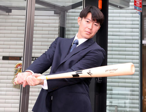 入寮した巨人ドラフト4位の皆川は入口でバットを振る（撮影・浅見桂子）
