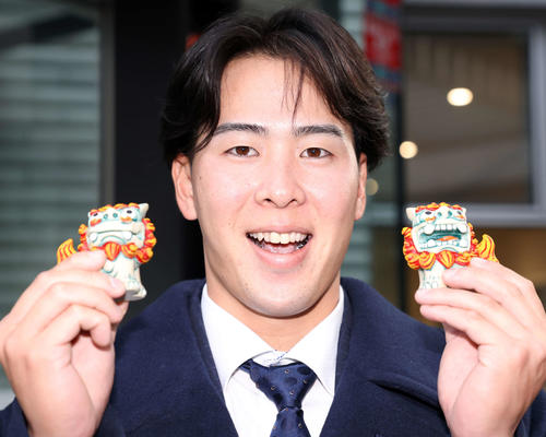 入寮した巨人ドラフト5位の小浜はシーサーを手に笑顔（撮影・浅見桂子）