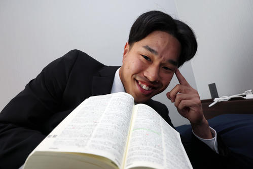 入寮で持ち込んだ英和辞書を手に笑顔を見せる阪神ドラフト3位の岡城