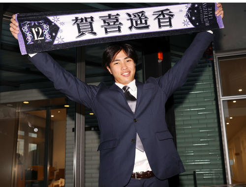 入寮した巨人ドラフト3位の山城は、推しの乃木坂46賀喜遥香のタオルを掲げる（撮影・浅見桂子）