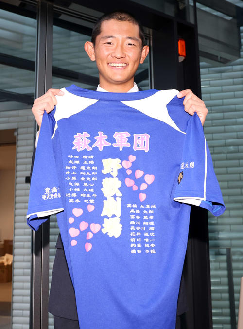 入寮した巨人育成ドラフト3位の松井蓮は母校豊橋中央の監督とチームメートから贈られたシャツを持参し笑顔（撮影・浅見桂子）