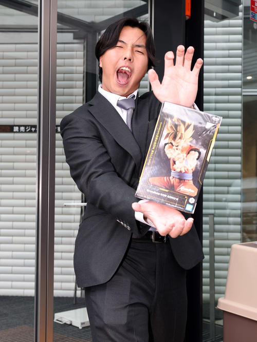 入寮した巨人育成ドラフト4位の河野はドラゴンボールのフィギュアを持参し、カメハメハーのポーズ（撮影・浅見桂子）