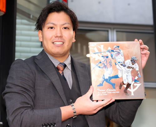 入寮した巨人育成ドラフト5位の知念は色紙を手に笑顔（撮影・浅見桂子）