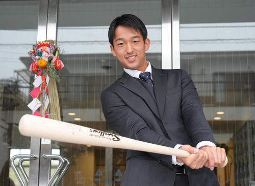 ヤクルト戸田寮に入寮し、青木GMからプレゼントされたサイン入りバットを披露するドラフト1位松下（撮影・足立雅史）