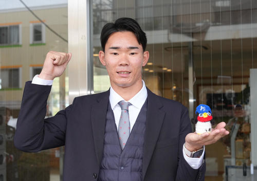 ヤクルト戸田寮に入寮し、祖母特製のつば九郎ぬいぐるみを披露するドラフト2位松川（撮影・足立雅史）