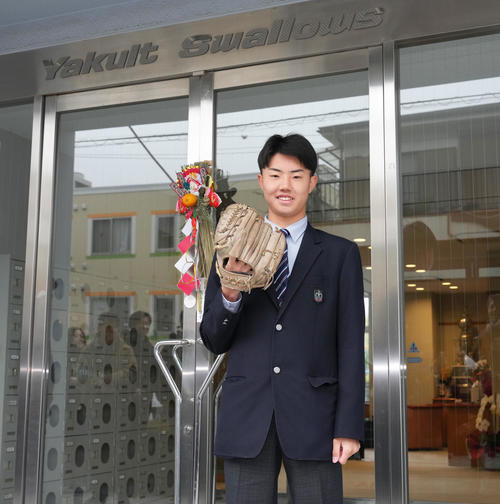 ヤクルト戸田寮に入寮し、笑顔を見せるドラフト5位鈴木蓮（撮影・足立雅史）
