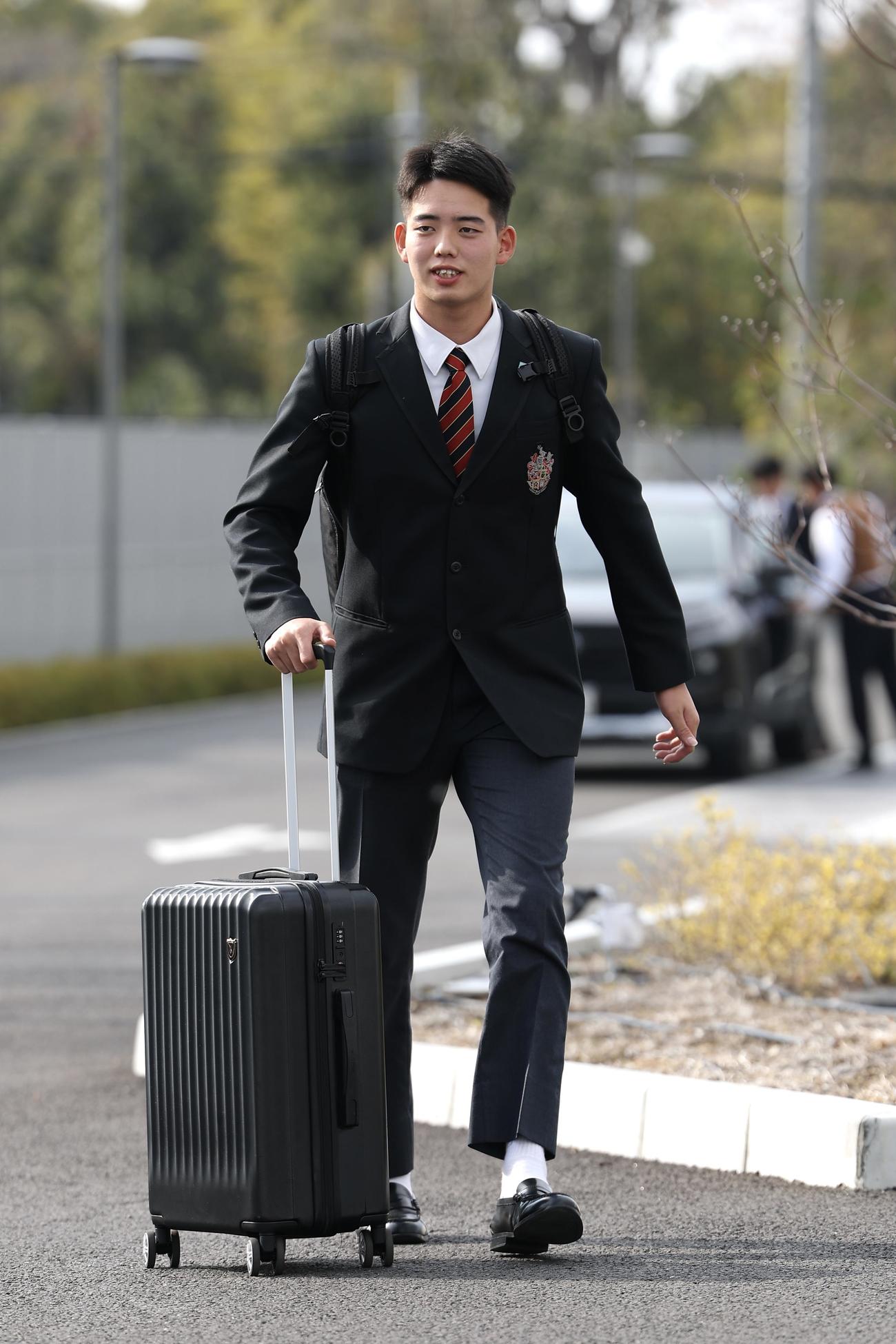 入寮する阪神ドラフト4位の早瀬（撮影・前田充）