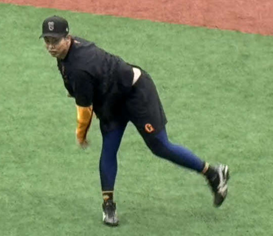 ブルペンの傾斜で投球練習する巨人森田（撮影・小早川宗一郎）