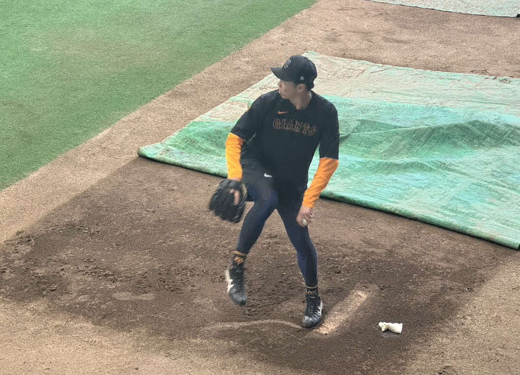 ブルペンの傾斜で投球練習する巨人森田（撮影・小早川宗一郎）