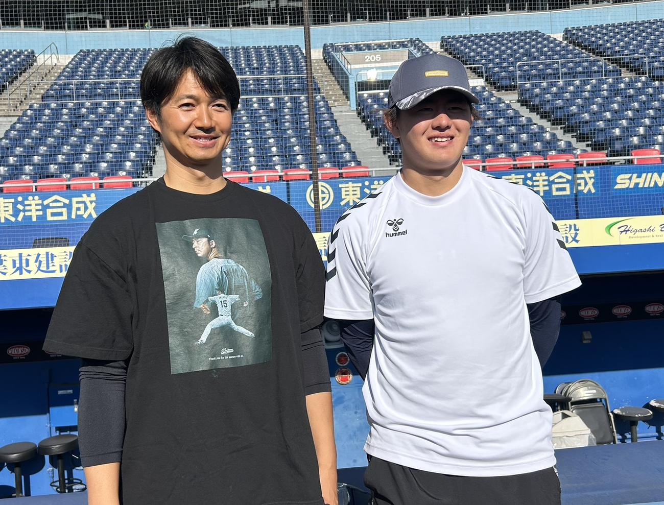 自主トレを行った唐川侑己（左）と坂井（撮影・星夏穂）