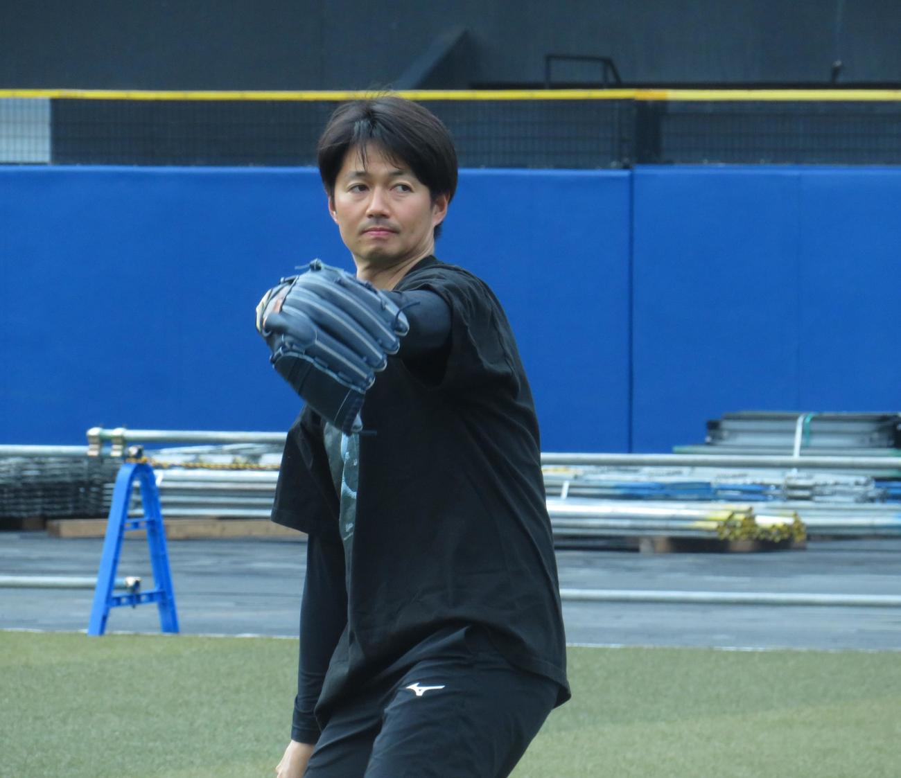 自主トレ公開しキャッチボールするロッテ唐川（撮影・星夏穂）