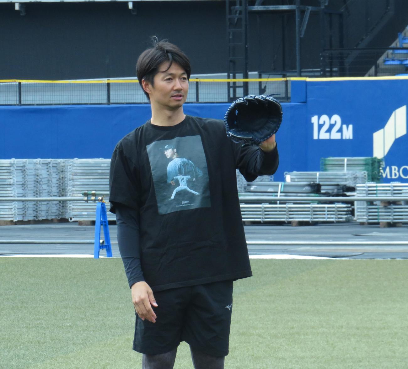 自主トレ公開をおこないキャッチボールする唐川（撮影・星夏穂）