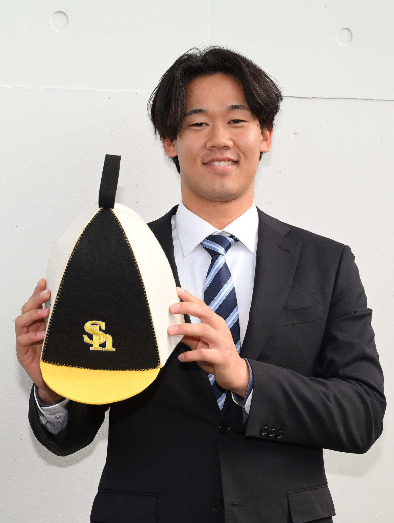 笑顔で撮影に応じるソフトバンクの稲川（撮影・林敢治）
