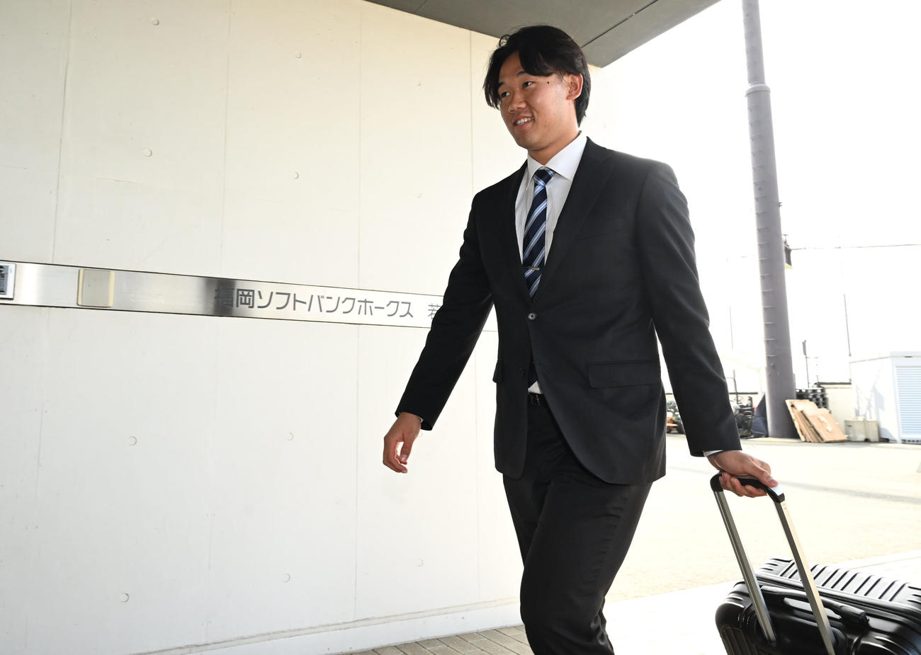 タマホームスタジアム筑後の若鷹寮に入寮するソフトバンクの稲川（撮影・林敢治）