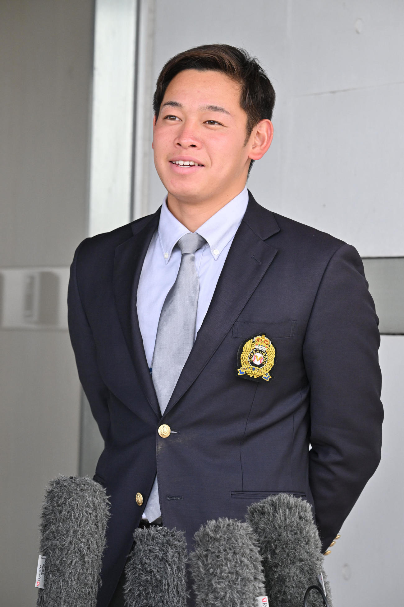 若鷹寮に入寮し囲み取材に応じるソフトバンクの鈴木（撮影・林敢治）