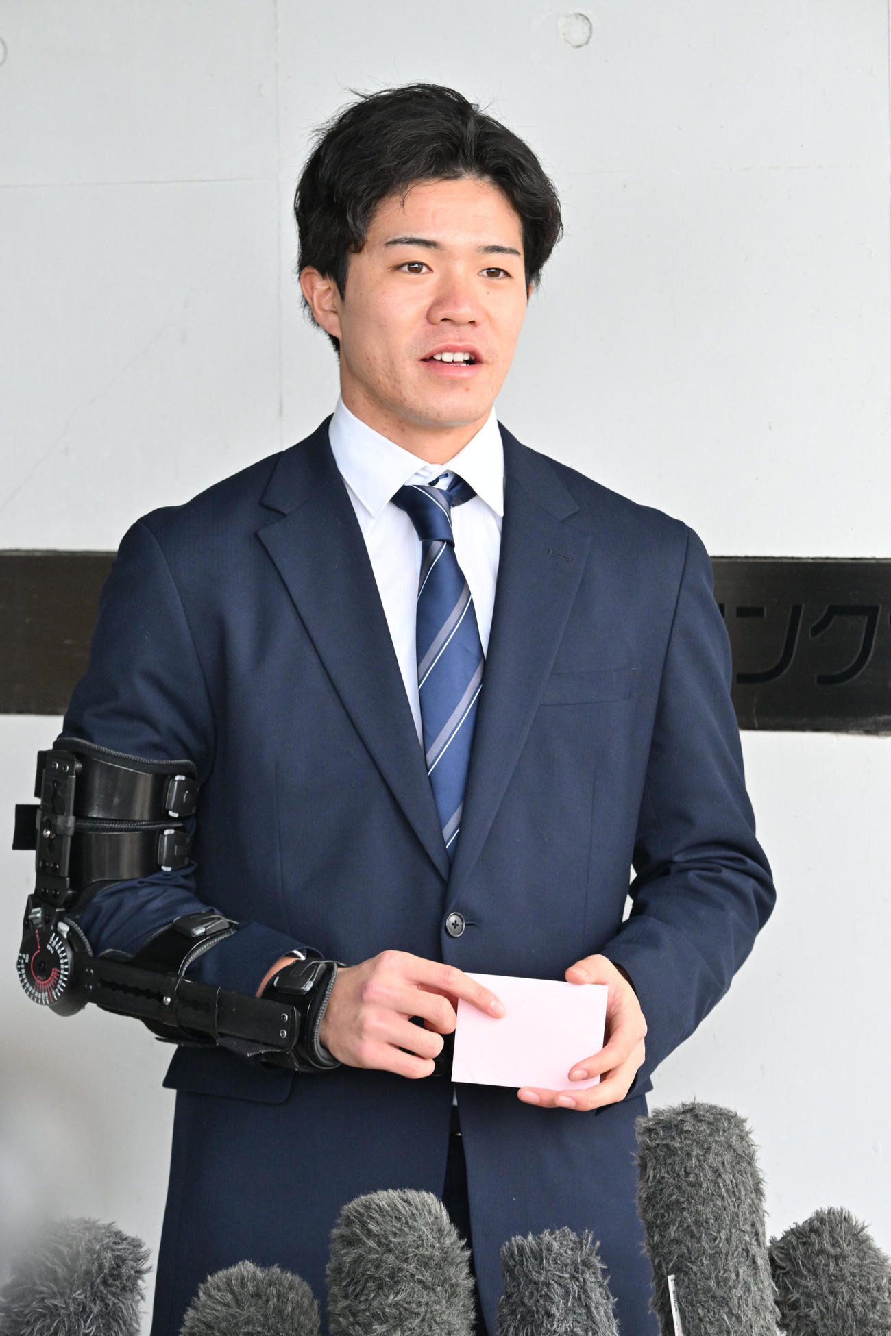 若鷹寮に入寮し囲み取材に応じるソフトバンクの相良（撮影・林敢治）