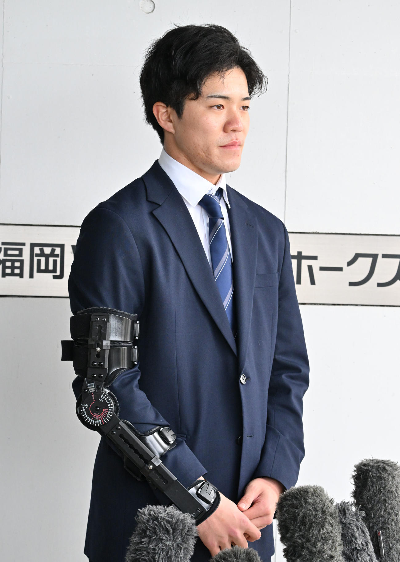 若鷹寮に入寮し囲み取材に応じるソフトバンクの相良（撮影・林敢治）