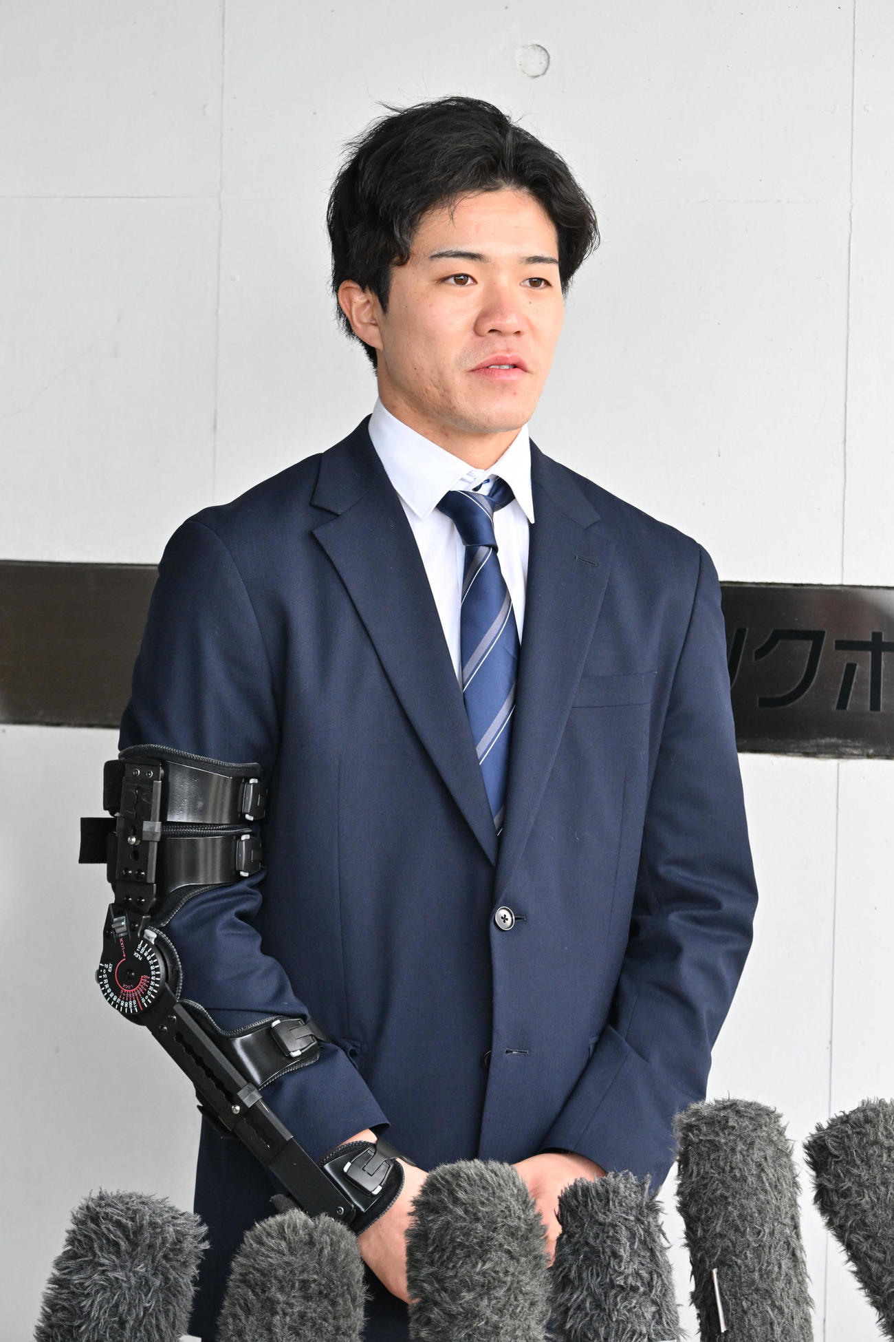 若鷹寮に入寮し囲み取材に応じるソフトバンクの相良（撮影・林敢治）