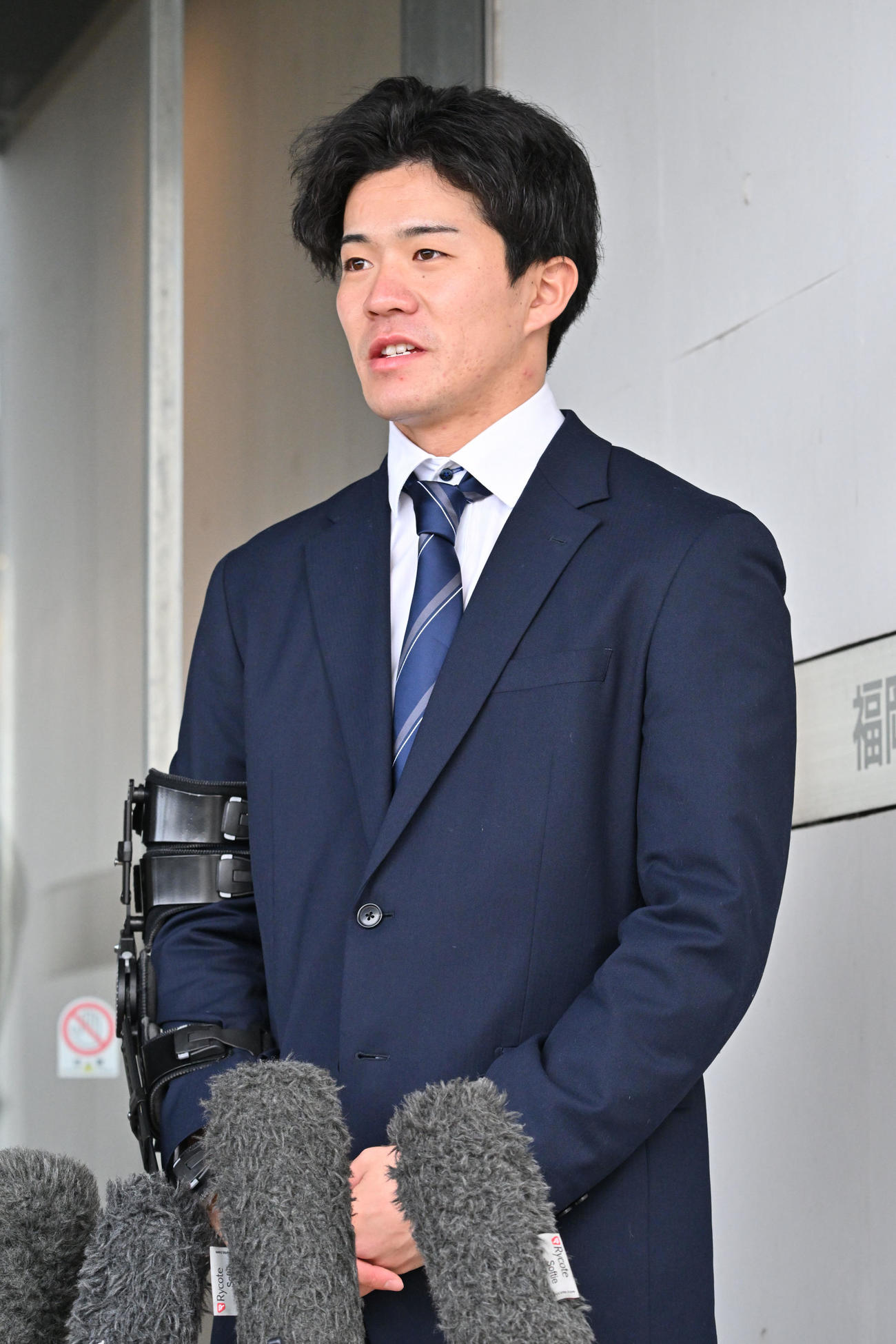 若鷹寮に入寮し囲み取材に応じるソフトバンクの相良（撮影・林敢治）