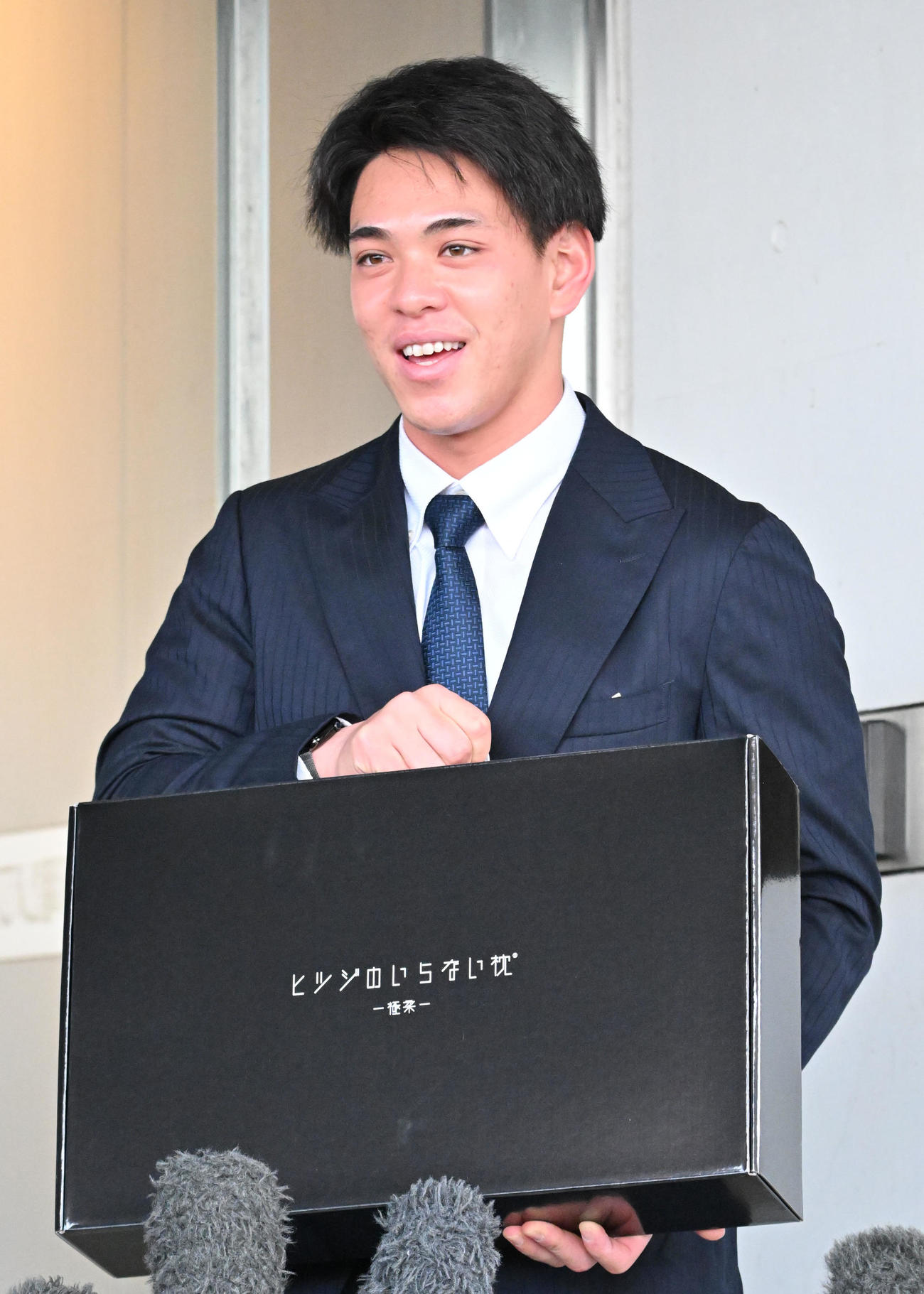 若鷹寮に入寮し囲み取材に応じるソフトバンクの高橋（撮影・林敢治）