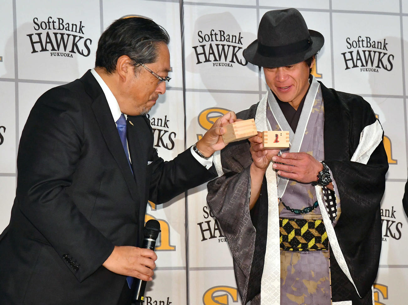 新年の鏡開きを終えて乾杯するソフトバンク後藤球団社長（左）と城島CBO（撮影・岩下翔太）