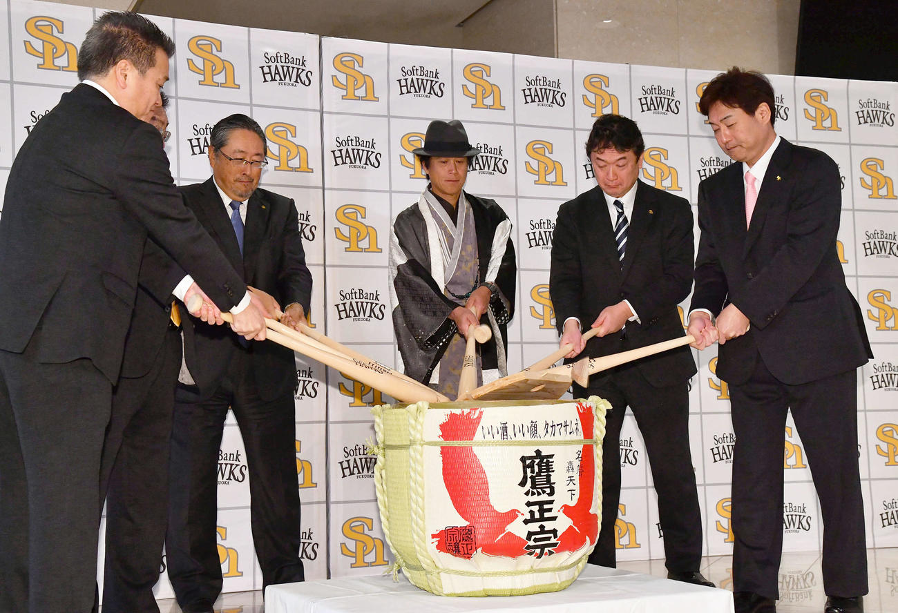 新年の鏡開きを行う城島CBO（中央）と関係者たち（撮影・岩下翔太）